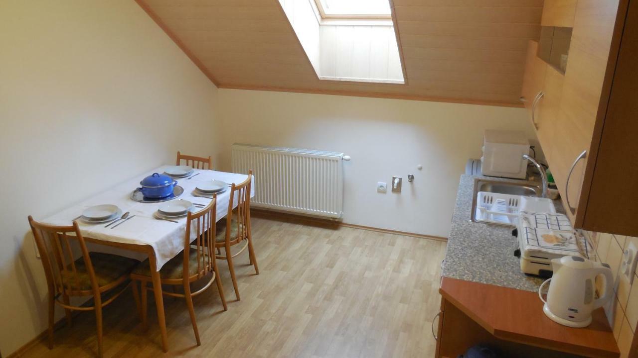 Privát pod kostolom - Ubytovanie Valča Exterior foto